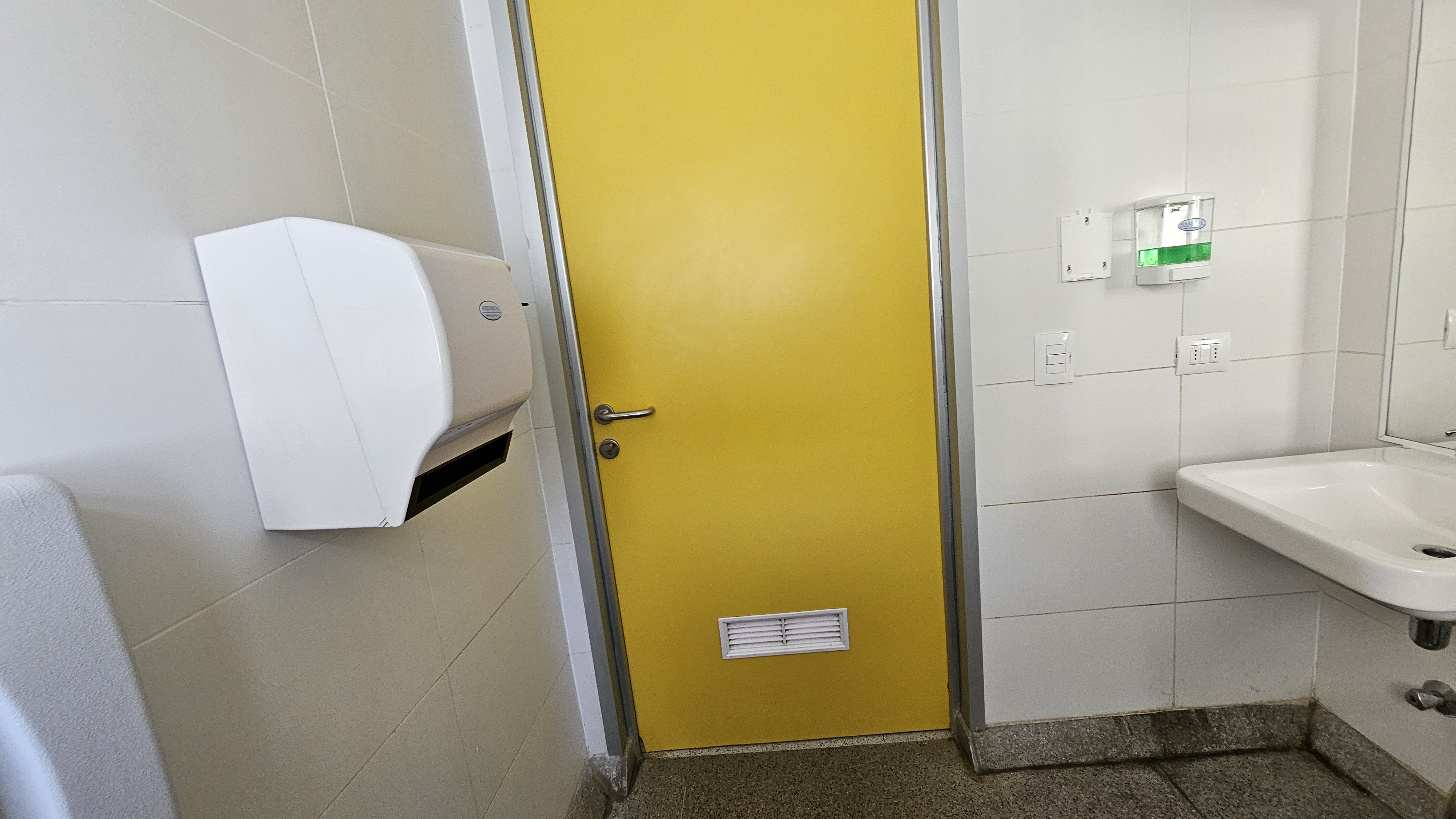 Fotografía del baño accesible del CESFAM